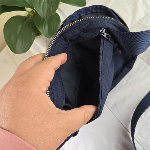 Lululemon athletica Everywhere Navy Belt Bag - Picture 7 of 7